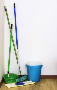 Bez, süpürge ve Temizlik Kovası