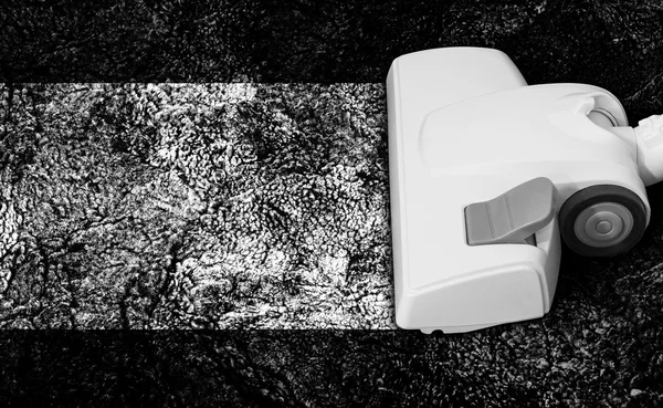 Дуже білий пилосос на дуже чорному килимі — стокове фото