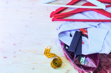 Çok renkli gömlek ve raf askısı