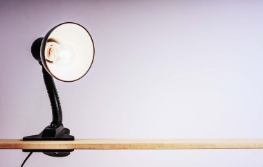 Clothespin üzerinde masa lambası