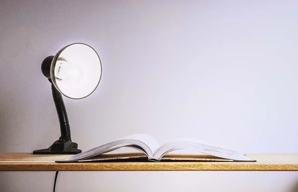 Candeeiro de mesa e livro — Fotografia de Stock