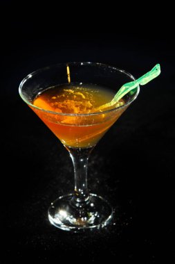 Tanrım, baba. Siyah arka planda kokteyl.
