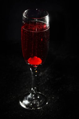 Siyah arka planda Gladly Cocktail