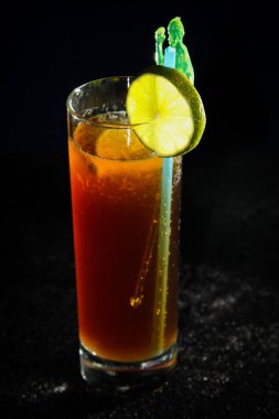 Long Island Buzdan Çay Kokteyli siyah arka planda