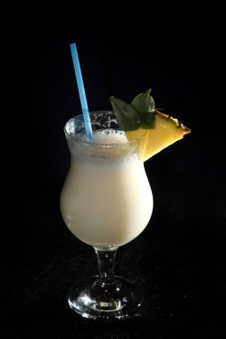 Siyah arka planda Pina Colada Kokteyli