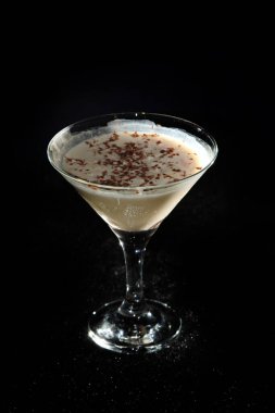 Alexander Cocktail siyah arka planda