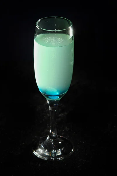 Cocktail Aux Yeux Bleus Sur Fond Noir — Photo