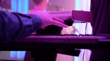 Sahnede klavye çalan adam. 