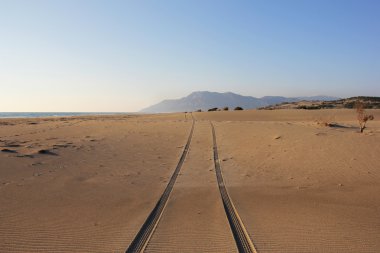 Çölde yol