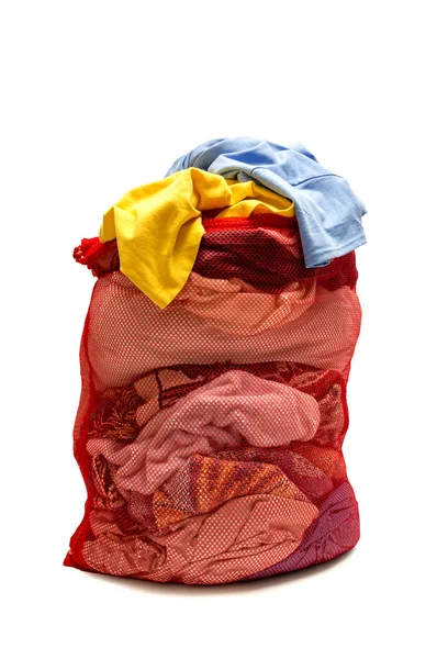 Saco de lavanderia vermelho overstuffed isolado no branco — Fotografia de Stock