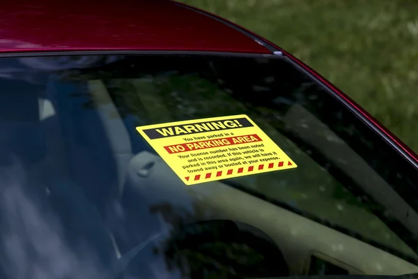 Наклейка на лобовое стекло за нарушение правил парковки — стоковое фото