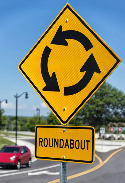 Rotonde verkeersbord In de voorsteden — Stockfoto