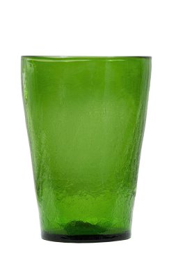 Beyaz üzerine izole edilmiş boş bir yeşil cam vazonun dikey görüntüsü.