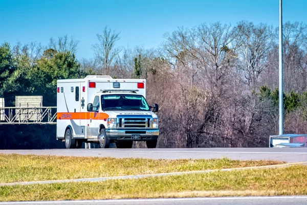 Horisontell Fotografering Generisk Ambulans Vägbana — Stockfoto