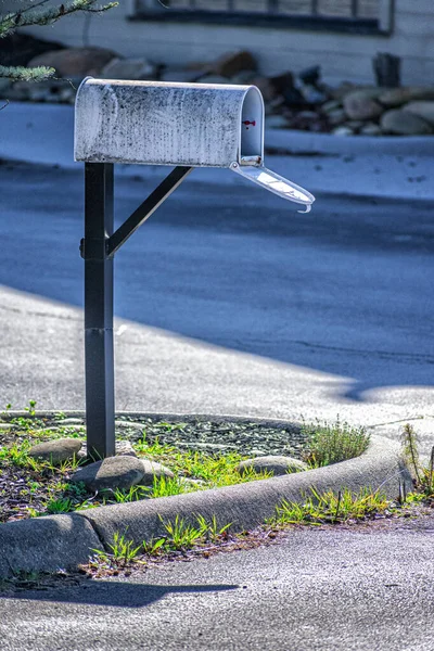 Vertikale Aufnahme Eines Einsamen Alten Briefkastens Außerhalb Eines Bankrotten Unternehmens — Stockfoto