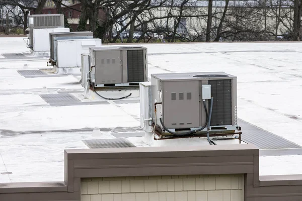 Horizontale Opname Van Een Rij Airco Het Dak Bovenop Een — Stockfoto