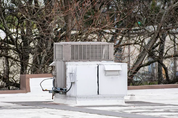 Poziome Ujęcie Pojedynczego Klimatyzatora Dachowego Dachu Biurowca Medycznego — Zdjęcie stockowe