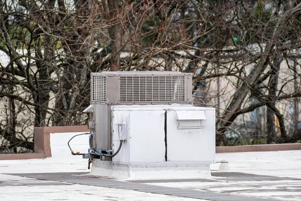 Horizontale Opname Van Een Enkele Airco Het Dak Bovenop Een — Stockfoto