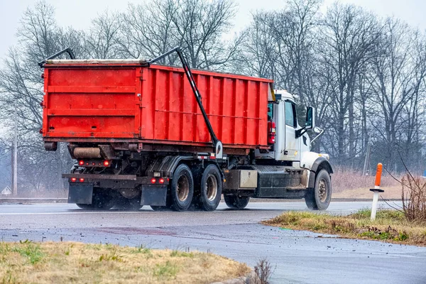 Disparo Horizontal Remolque Tractor Sin Marcar Que Conduce Tráfico Día — Foto de Stock