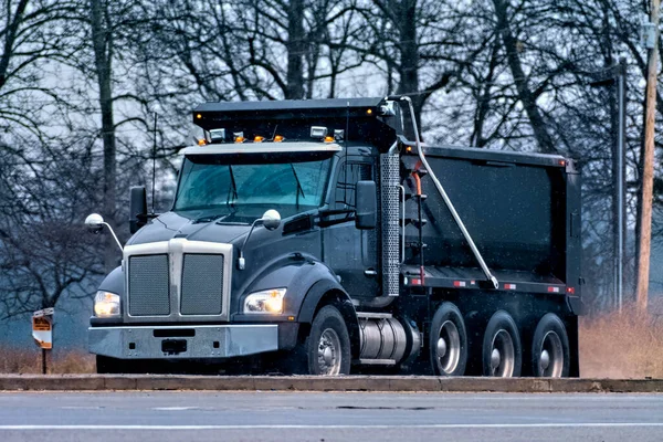 Poziome Ujęcie Ciężkiego Samochodu Ciężarowego Wywrotka Jadącego Mieszanej Chłodni — Zdjęcie stockowe