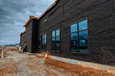 Salgın sırasında inşa edilen yeni bir fast food restoranının yatay çekimi.