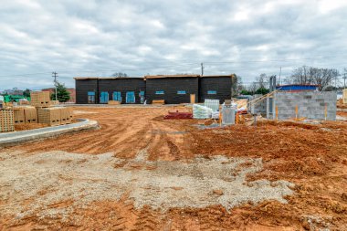 Bulutlu bir günde yeni bir restoran şantiyesinin yatay görüntüsü.
