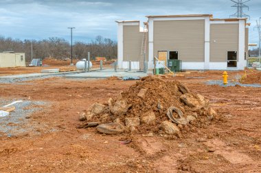 Yeni bir inşaat sahasındaki moloz yığınının yatay görüntüsü.