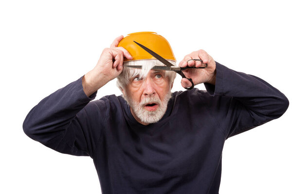 Горизонтальный снимок старика, делающего себе стрижку, используя желтую миску на голове во время пандемии. Белый фон.