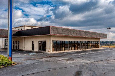 Bir otomobil galerisinin yatay çekimi salgın sırasında iflasta sona erdi.. 