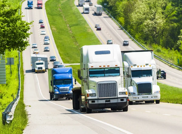 Horizontal Shot Tractor Trailer Rig Leading Traffic Tennessee Interstate Incline — Stock Photo, Image