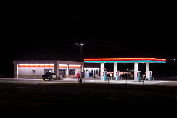 Colpo Orizzontale Una Piccola Stazione Servizio Rurale Senza Marchio Con — Foto Stock