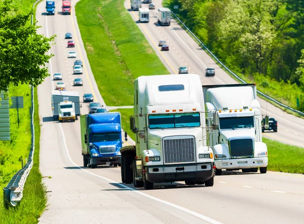 Poziome Ujęcie Ciężarówki Prowadzącej Ruch Drogowy Górę Drogi Międzystanowej Tennessee Obrazy Stockowe bez tantiem