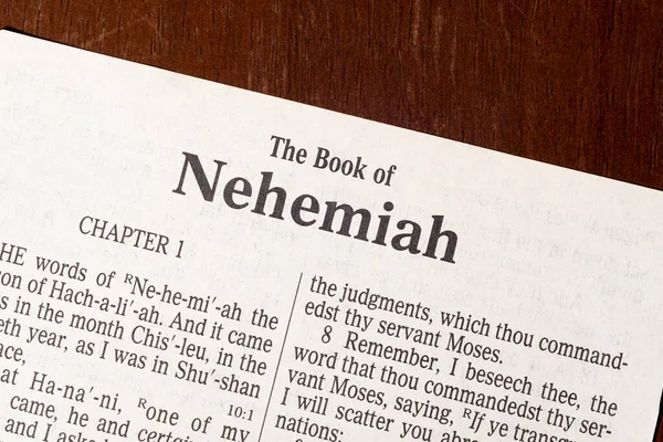 这是1611年翻译的詹姆斯国王圣经 没有版权 Nehemiah标题页的宏观照片 — 图库照片