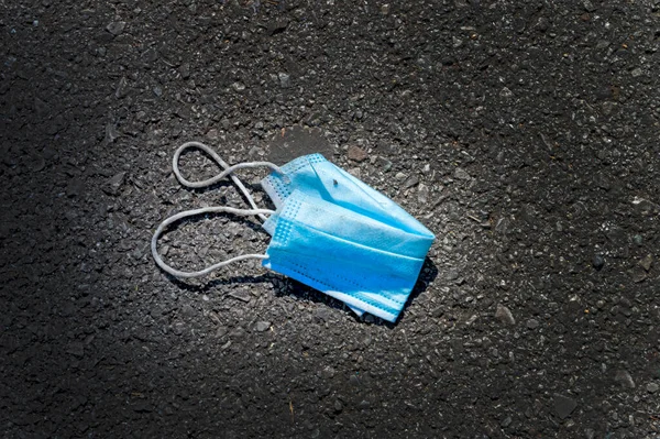 Yolda Atılmış Mavi Kağıt Bir Maskenin Yatay Görüntüsü — Stok fotoğraf