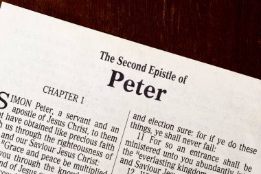 Bu 1611 'de çevrilen Kral James İncili. Telif hakkı yok. Başlık Sayfası İkinci Peter 'a
