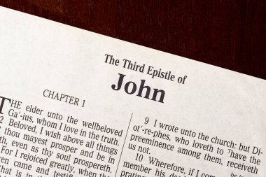Bu 1611 'de çevrilen Kral James İncili. Telif hakkı yok. Başlık Sayfasından Üçüncü John 'a