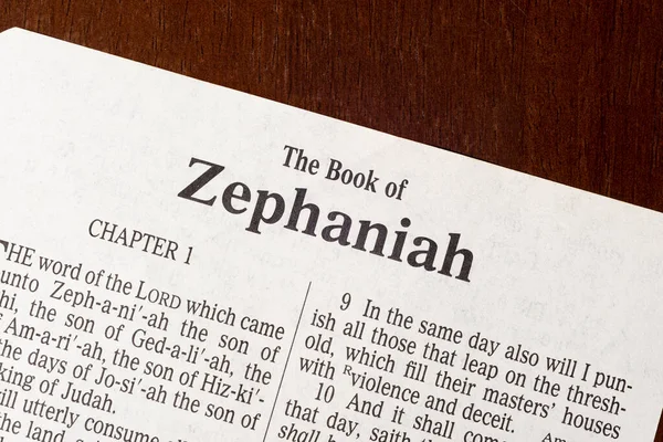 King James Bible Translated 1611 Copyright Title Page Book Zephaniah — Stock Photo, Image