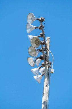 Mavi gökyüzünde kopyalama alanı olan stadyum ışıklarını kapat