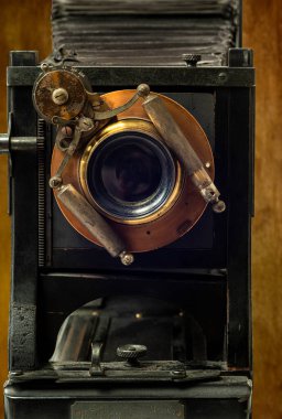 Folmer ve Schwing tarafından üretilen 8x10 'luk antika cam levha kamerasının dikey yakın çekimi..