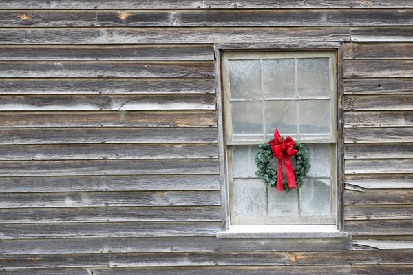 Eski çiftlik üzerinde Noel çelenk — Stok fotoğraf