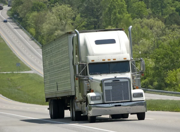 Großer weißer LKW klettert Hügel hinauf — Stockfoto