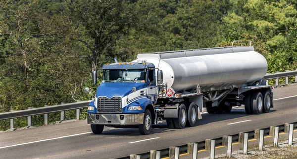 Großer Diesel-Lkw überquert Brücke — Stockfoto