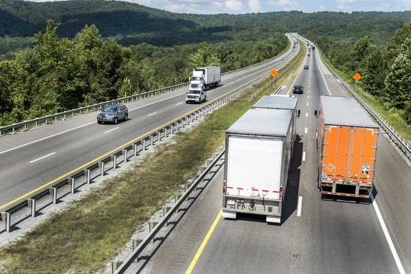 Bergblick mit LKWs auf der Autobahn — Stockfoto