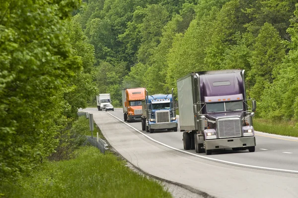 Auto-estrada nas montanhas com caminhões — Fotografia de Stock