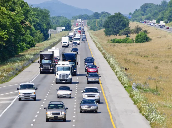 Gorący letni dzień na Interstate — Zdjęcie stockowe