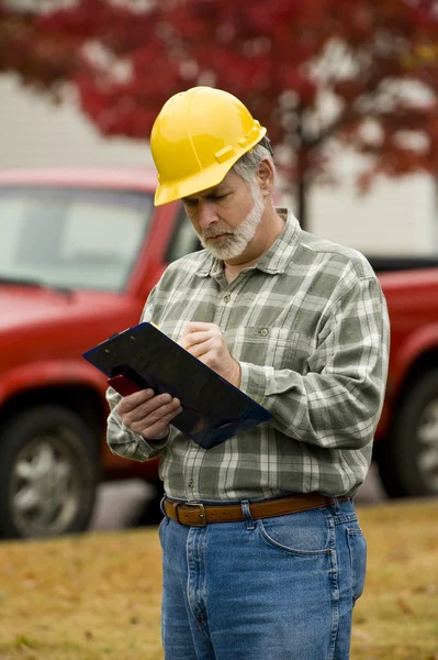 Konstruktion handledare skriva rapport — Stockfoto