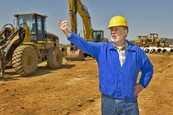 Foreman leiding verkeer op de bouwplaats — Stockfoto
