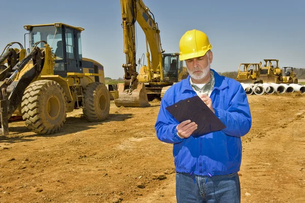 Foreman att föra register på arbetsplatsen — Stockfoto