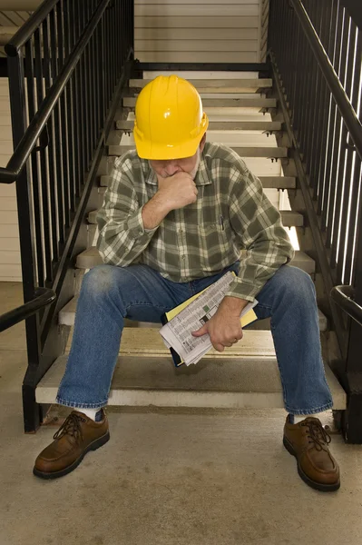 Laid Off Trabalhador da construção olhando angustiado — Fotografia de Stock