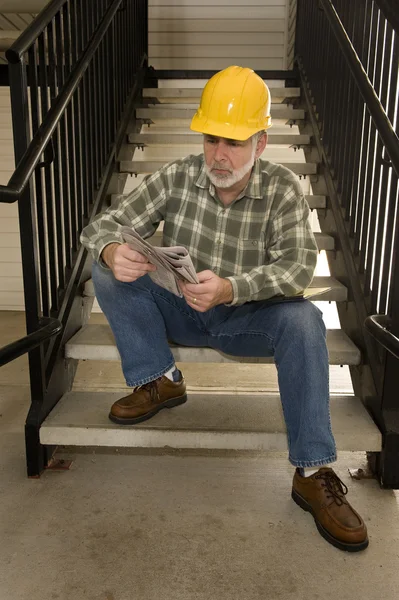Byggnadsarbetare söker arbete — Stockfoto
